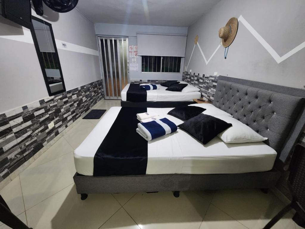 Postel nebo postele na pokoji v ubytování hotel medellin calasanz