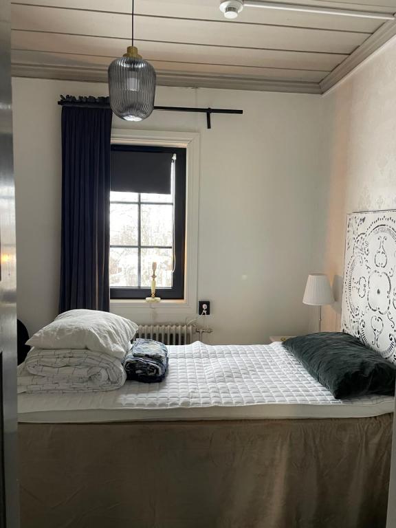 Un pat sau paturi într-o cameră la Villa Lyckan