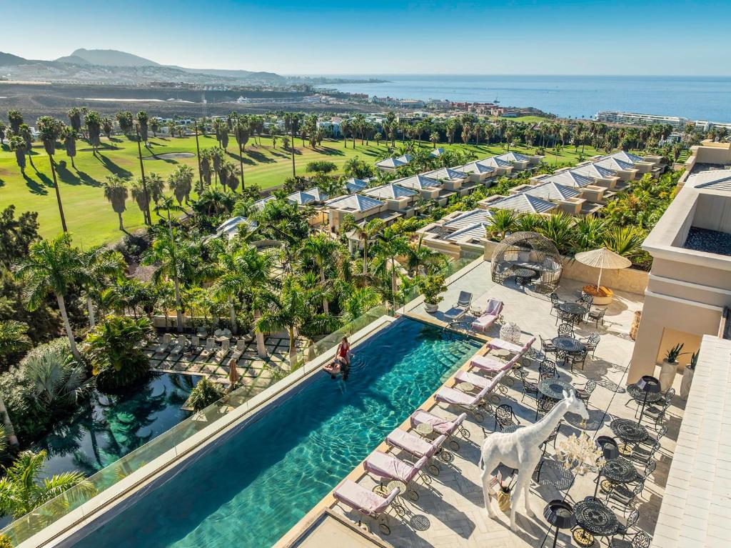 - une vue aérienne sur la piscine du complexe dans l'établissement Royal River, Luxury Hotel - Adults Only, à Adeje