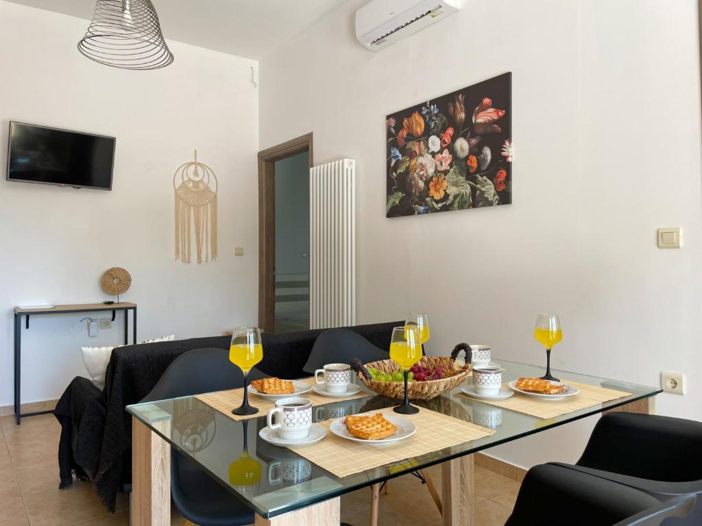 阿爾戈斯托利的住宿－Michael's House - Argostoli，用餐室配有带食品和酒杯的桌子