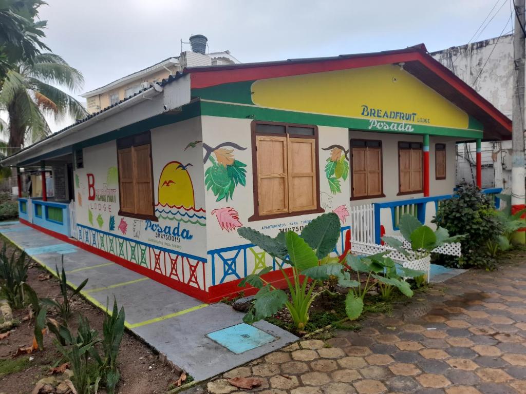 un edificio con un mural en el costado en Bread Fruit Lodge, en San Andrés