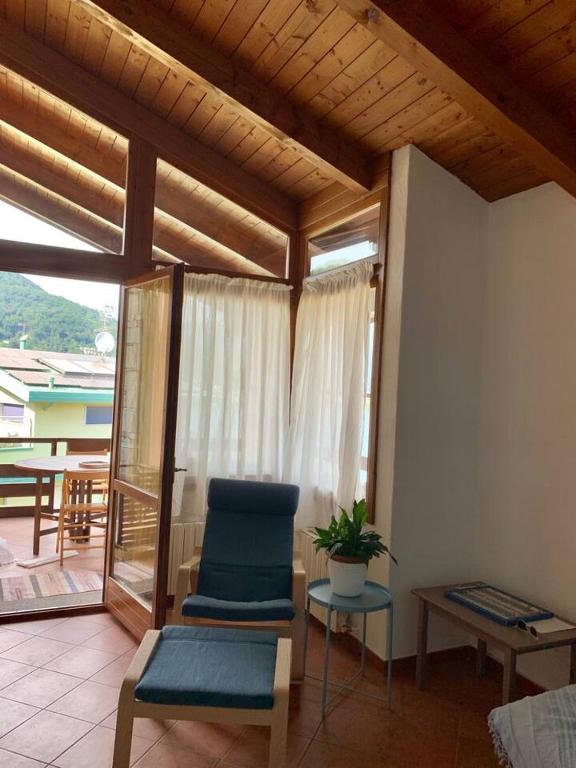 Posezení v ubytování Charming Apartment in Lavena Ponte Tresa - 70m² - Spacious Terrace