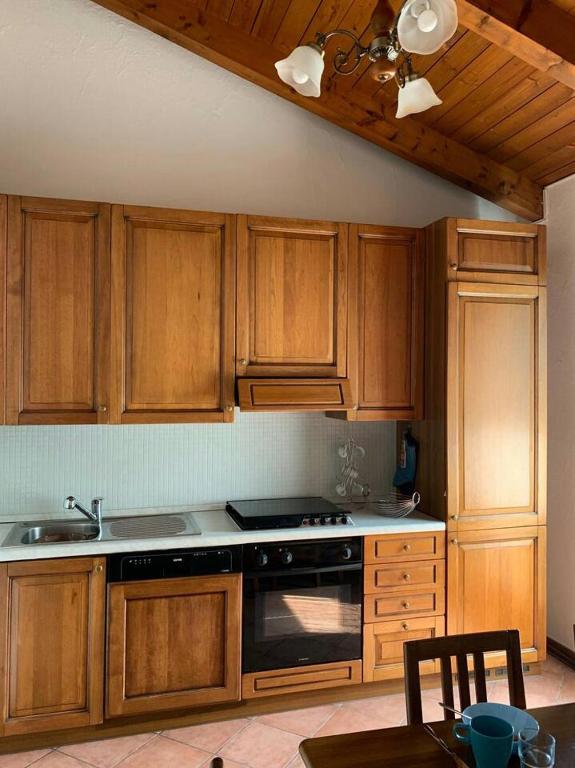 Kuchyň nebo kuchyňský kout v ubytování Charming Apartment in Lavena Ponte Tresa - 70m² - Spacious Terrace