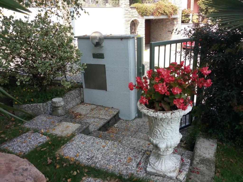 Zahrada ubytování Charming Apartment in Lavena Ponte Tresa - 70m² - Spacious Terrace
