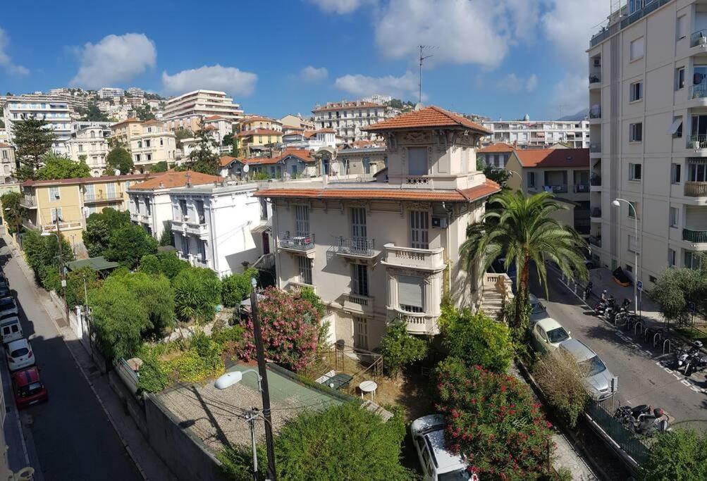 un bâtiment dans une rue de la ville avec des bâtiments dans l'établissement Cosy 3 Pièces Proche Mer, à Nice