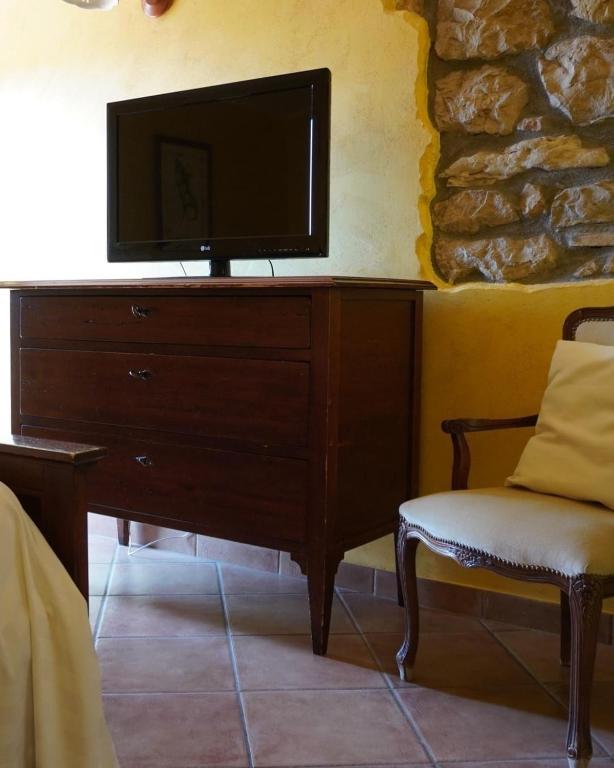 TV a/nebo společenská místnost v ubytování Al Piccolo Borgo Locanda Con Alloggio
