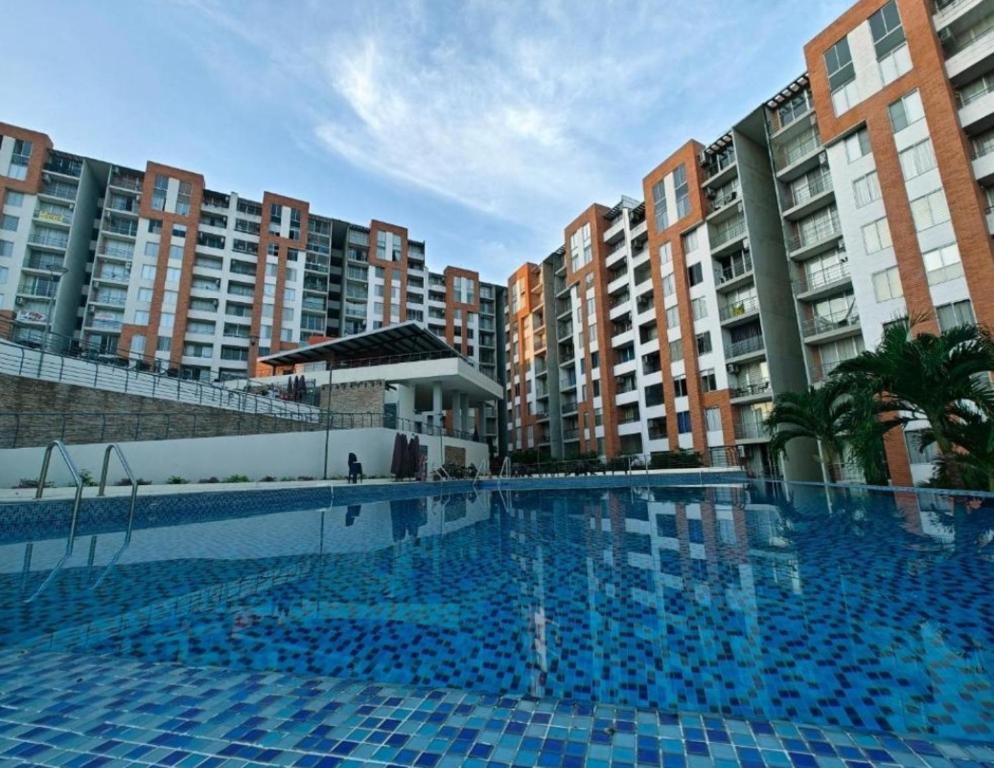 Bazén v ubytování Espectacular apartamento de 3 habitaciones con piscina y parqueadero privado Excelente Relacion Precio Calidad Puntaje nebo v jeho okolí