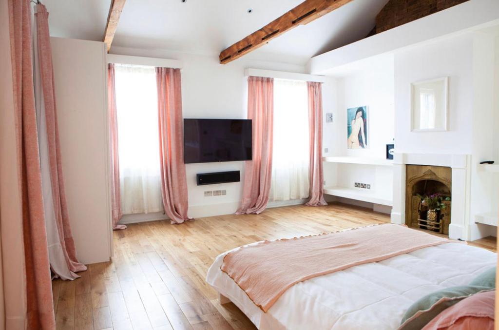מיטה או מיטות בחדר ב-LUXURIOUS PROPERTY in MARYLEBONE, LONDON
