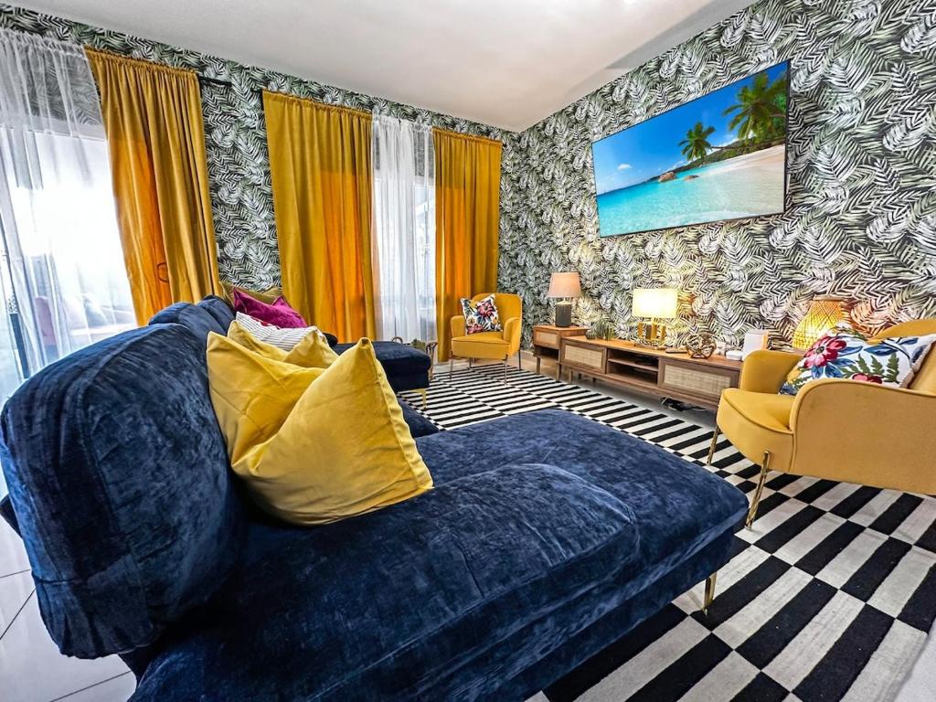un salon avec un canapé bleu et une télévision dans l'établissement Vacay Spot NEW Spacious BBQ Park Boat go FL Keys, à Princeton
