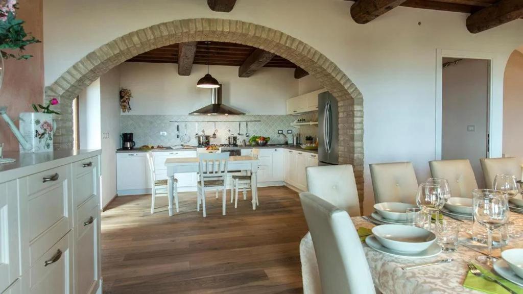 Casale con vista colline