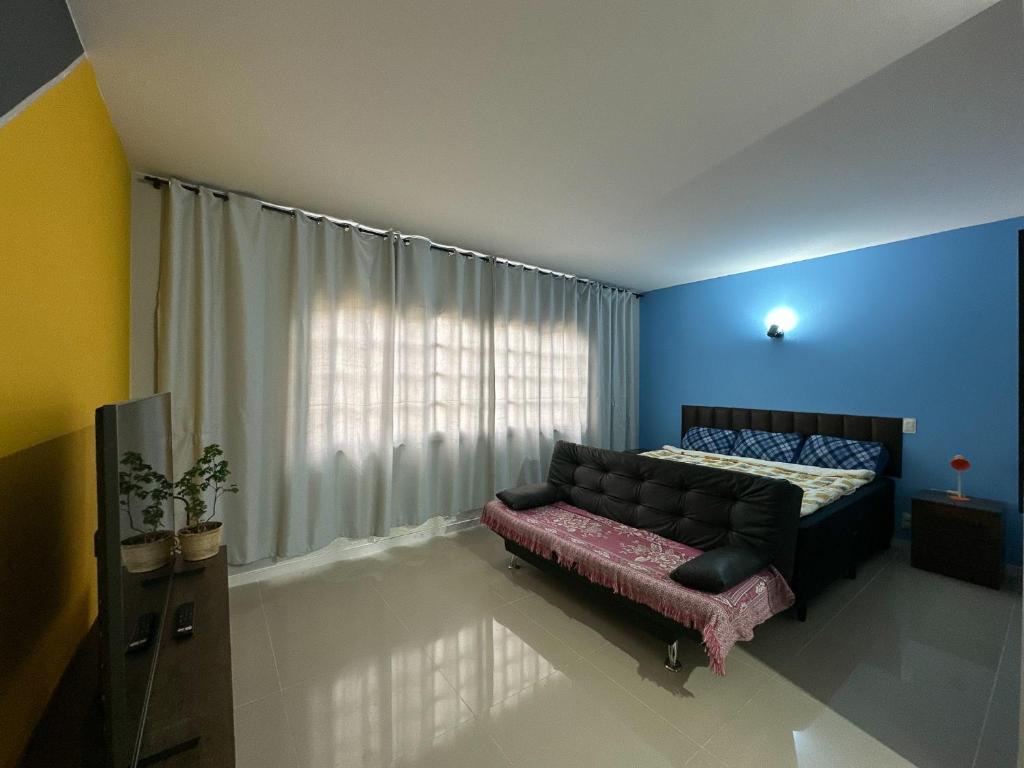 Katil atau katil-katil dalam bilik di Centro da cidade. Studio 201 próx ao Shopping Teresópolis