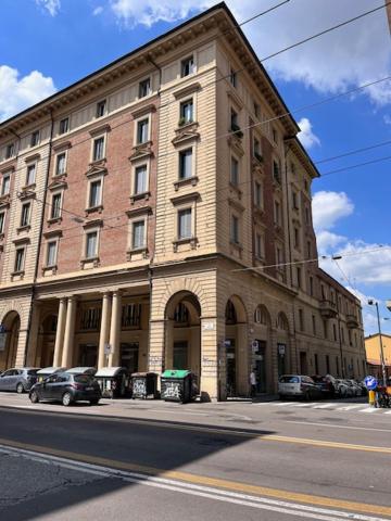 un grande edificio in mattoni sul lato di una strada di CapoDiLucca40 a Bologna