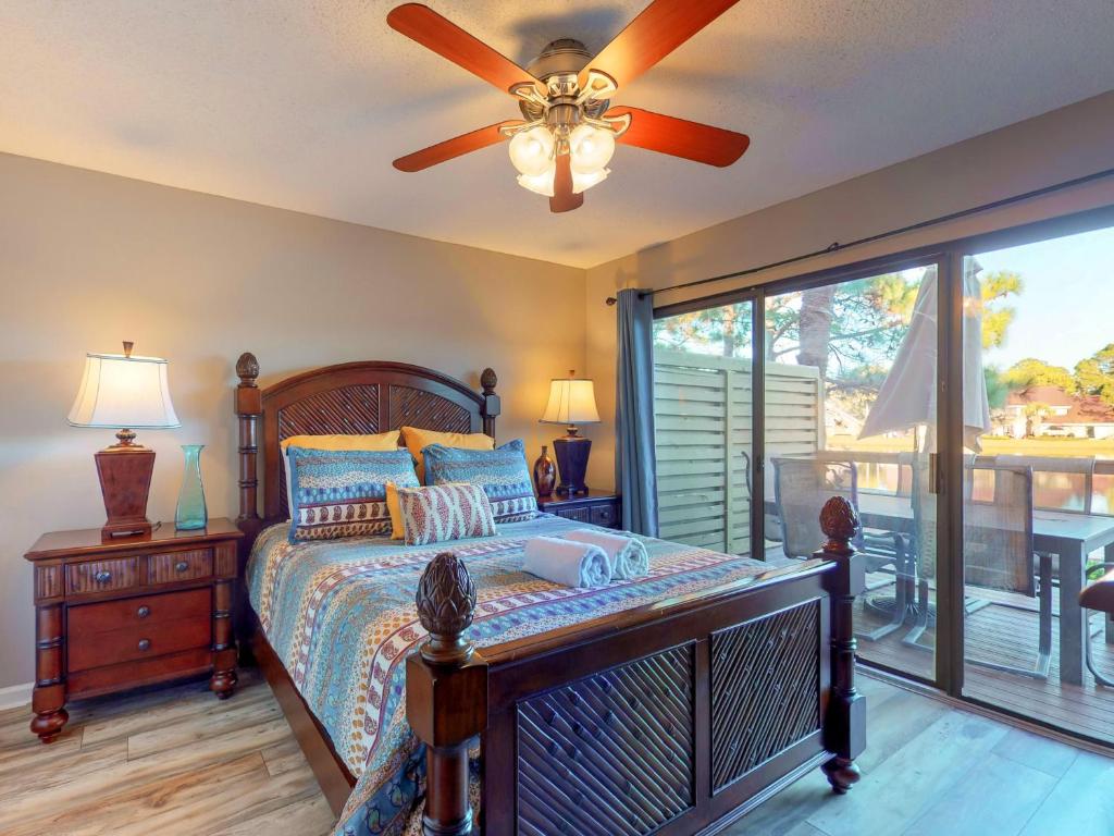 ein Schlafzimmer mit einem Bett und einem Deckenventilator in der Unterkunft 5191 Beachwalk in Destin