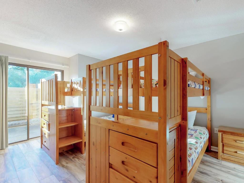 ein Schlafzimmer mit zwei Etagenbetten und einem Fenster in der Unterkunft 5191 Beachwalk in Destin