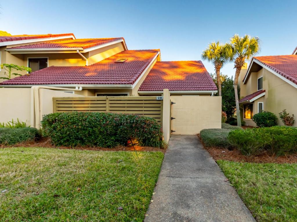 ein Haus mit roten Ziegeldächern darüber in der Unterkunft 5191 Beachwalk in Destin