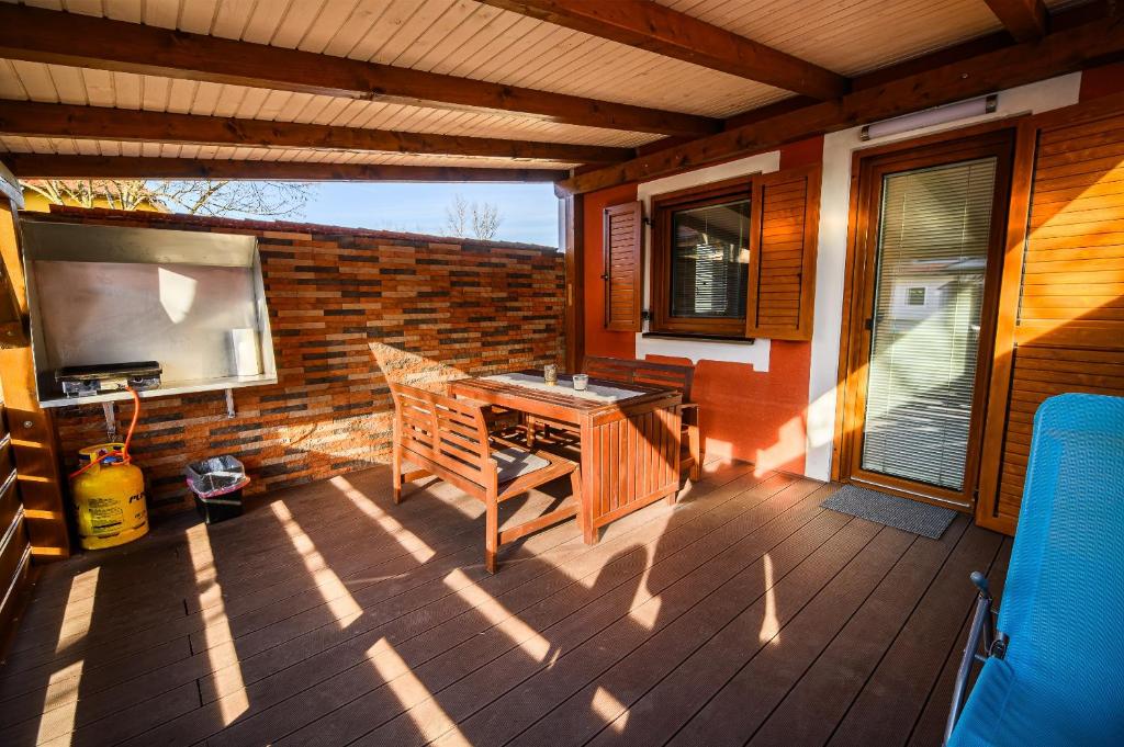 チャテジ・オプ・サヴィにあるHoliday Home Oxiの家の中の弁当とテレビ付き玄関