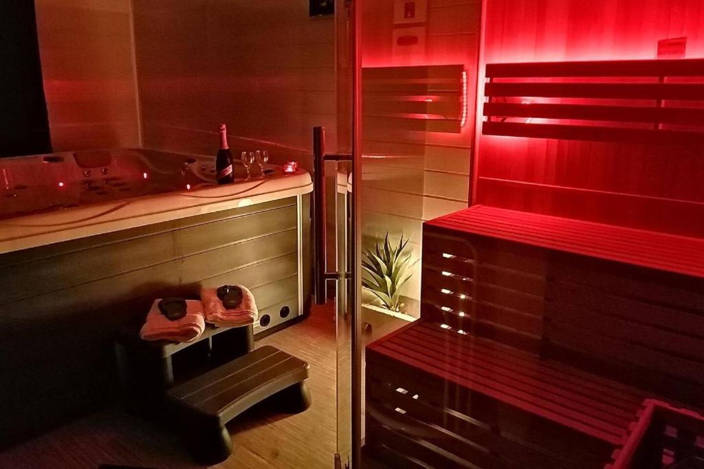 baño con iluminación roja y zapatos en un estante en Maison de 5 chambres avec piscine privee sauna et terrasse a Bellegarde Poussieu, en Bellegarde-Poussieu