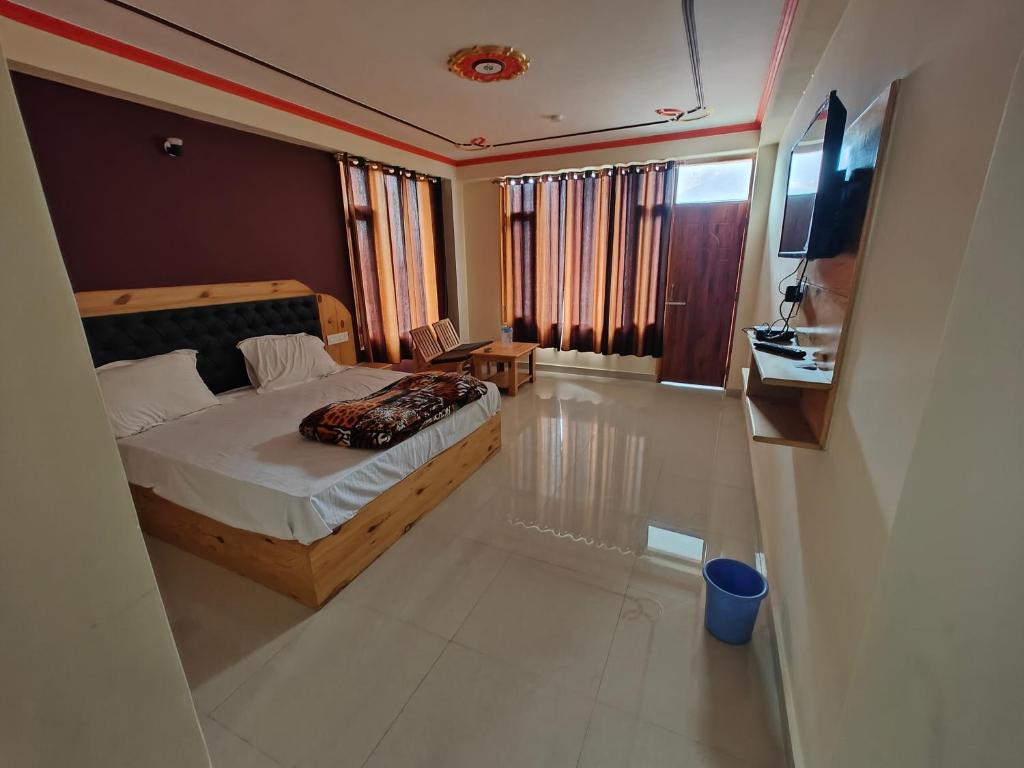 - une chambre avec un lit et un bureau dans l'établissement Aleo Villa, à Manali