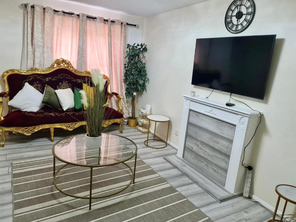 TV a/nebo společenská místnost v ubytování London - Sleeps 4 - Parking - Garden - PetFriendly