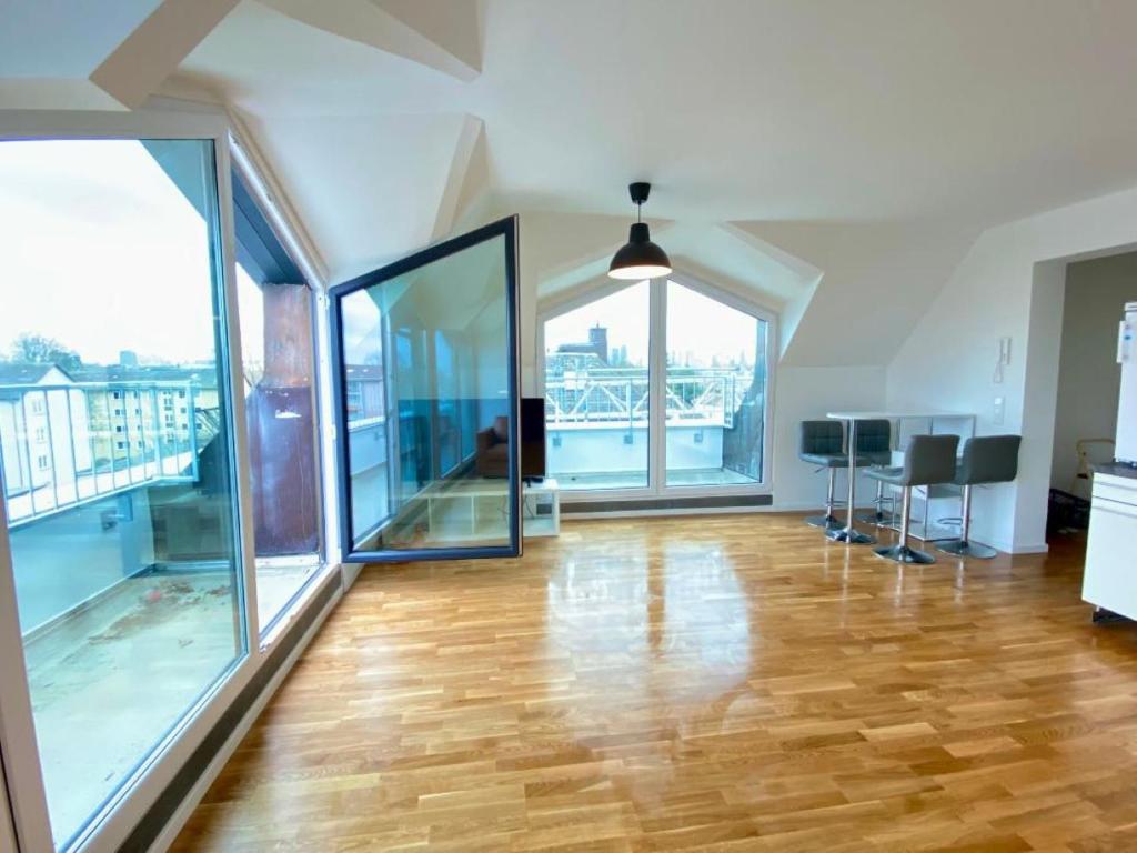 TV a/nebo společenská místnost v ubytování Schönes Erwachen im Frankfurter Penthouse