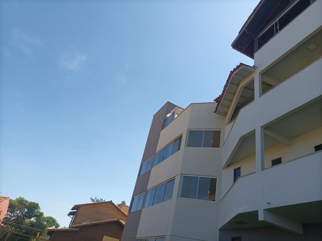 an apartment building with the sky in the background at Cobertura Prédio 15 m Ar Livre in Laranjal