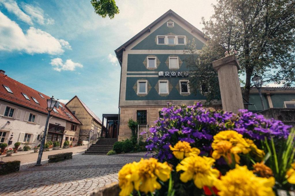 StocksbergにあるStocksberg 1881 Apartmentsの花の目の前の緑の建物