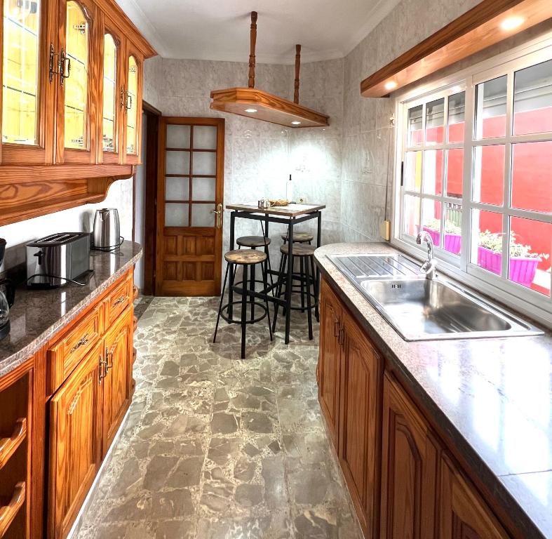 una cucina con lavandino e piano di lavoro di Casa Vacacional Bevi - Tenerife Norte a Los Realejos