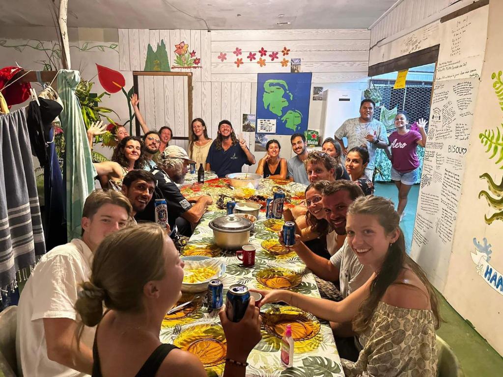 um grupo de pessoas sentadas à volta de uma mesa a comer em ALAROOTS HUAHINE em Haapu