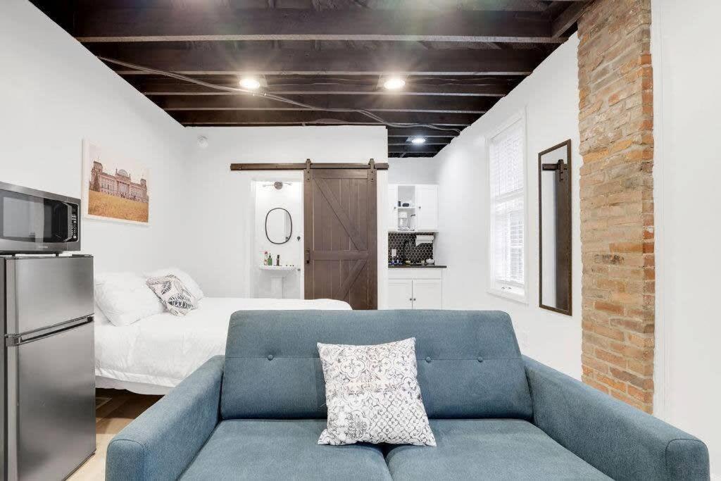 哥伦布Housepitality - The Reichstag Suite - Modern的客厅里有一张蓝色沙发和一张床