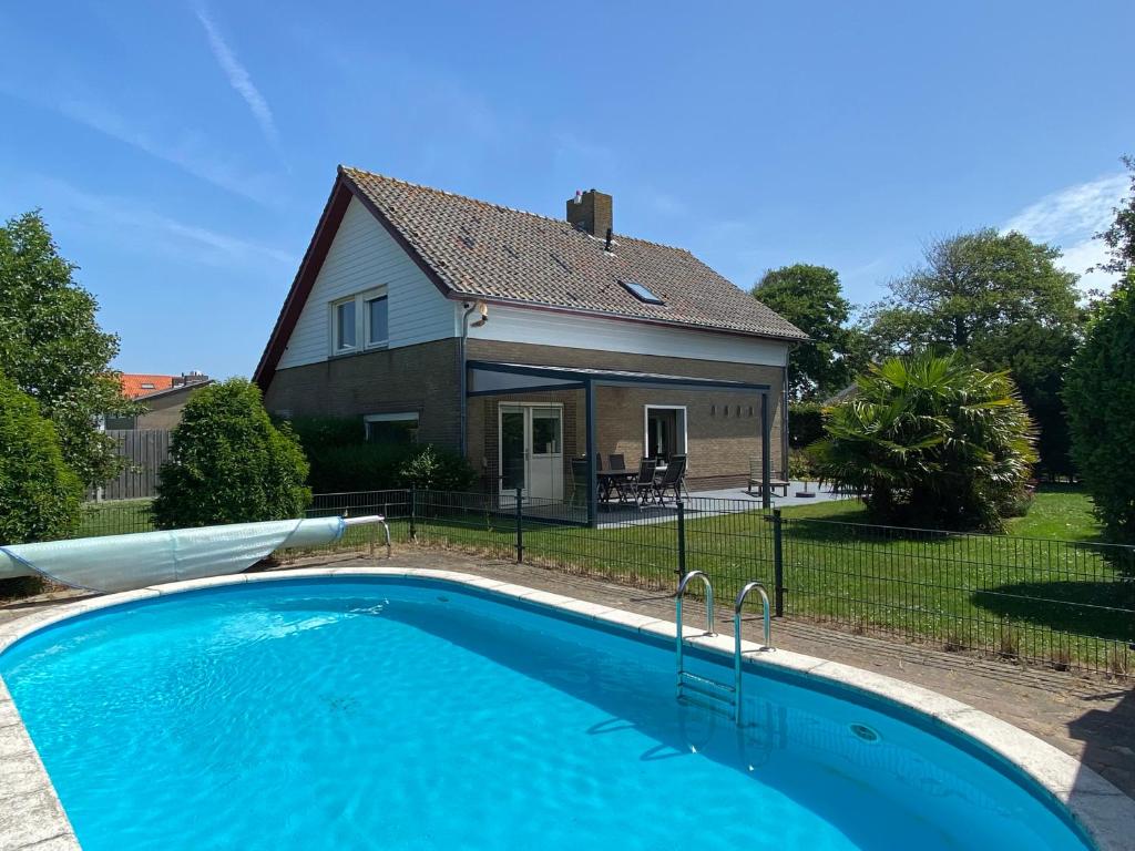 Poolen vid eller i närheten av CadSun House - detached house by the beach