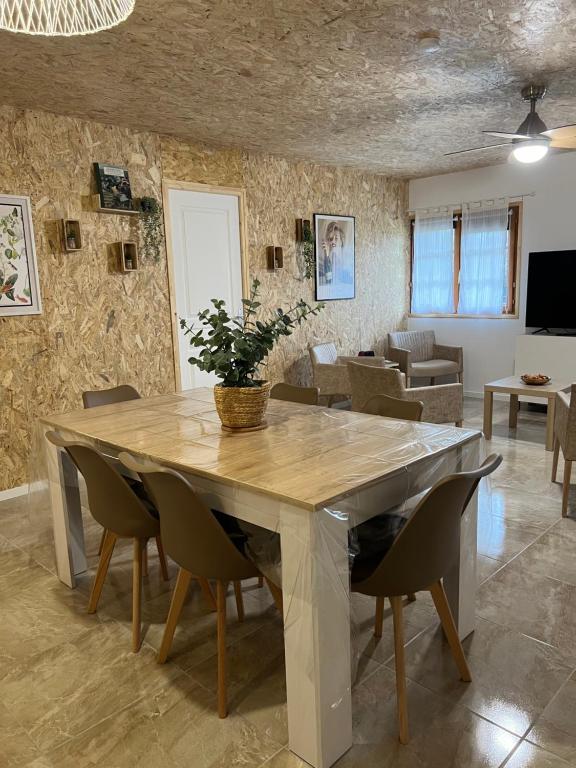 un comedor con una gran mesa de madera y sillas en Le champenois, en Festigny