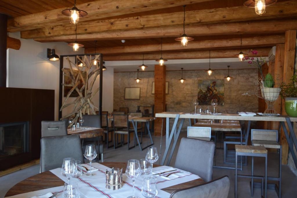 Restaurace v ubytování Hôtel L'Atelier de Donat