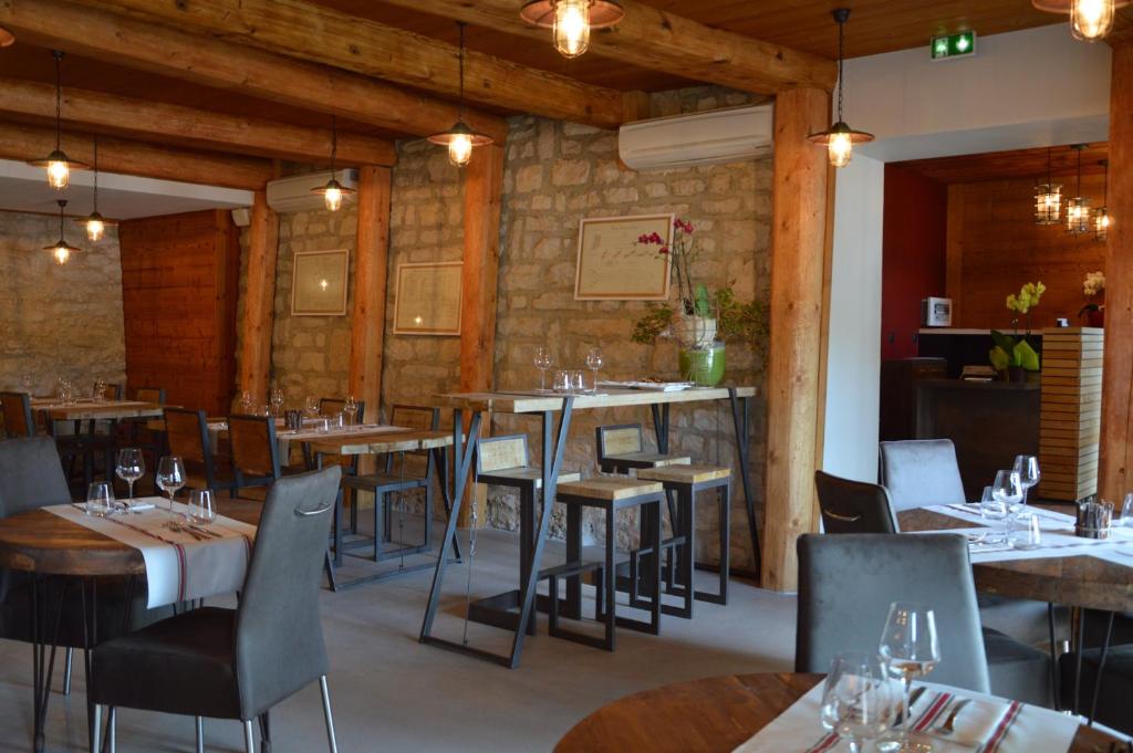 Restaurace v ubytování Hôtel L'Atelier de Donat
