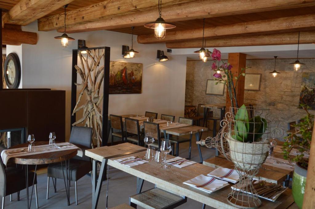 Restaurace v ubytování Hôtel L'Atelier de Donat