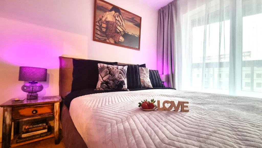 una camera da letto con un letto con un cartello di pace sopra di NOWY Apartament Pełen Życia a Białystok