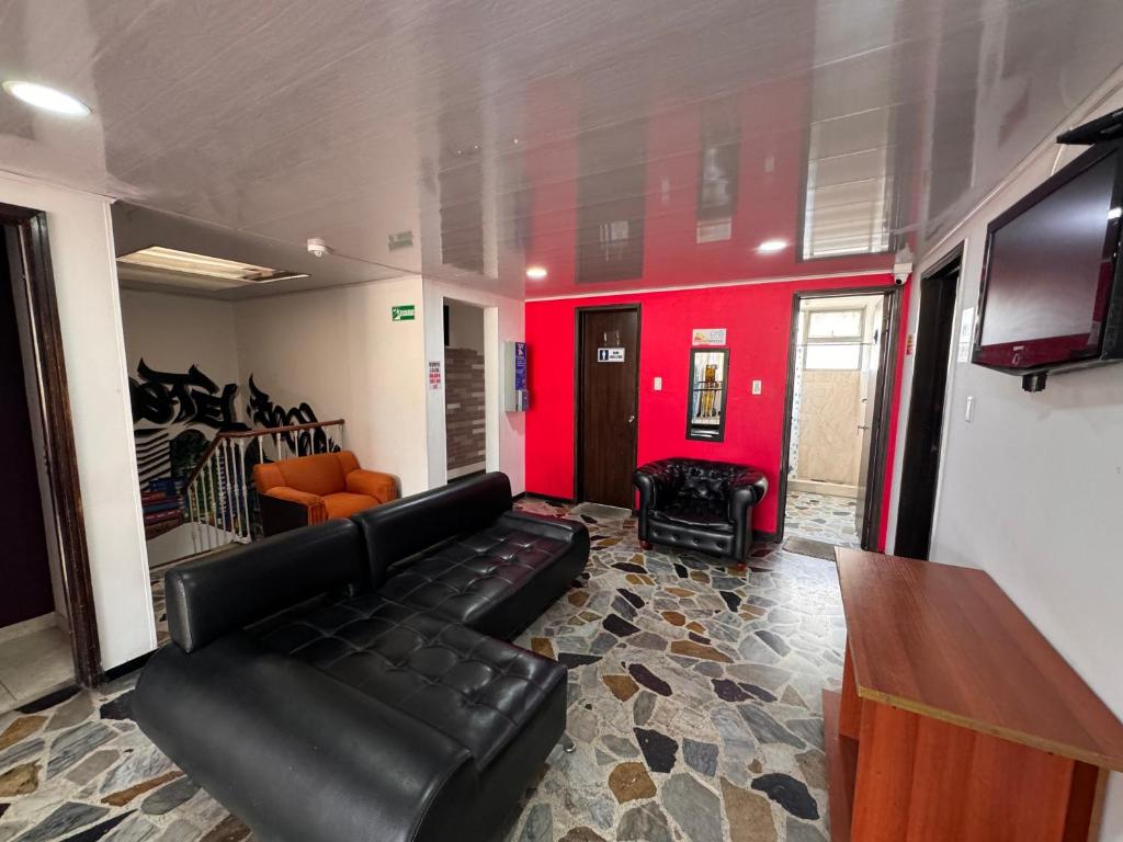 TV a/nebo společenská místnost v ubytování Hostel Bogotá Normandia Tu sitio