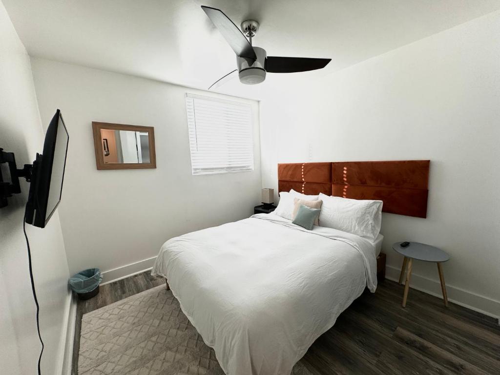 een slaapkamer met een bed en een plafondventilator bij La La Land by Luca - Free Garage Parking in Los Angeles