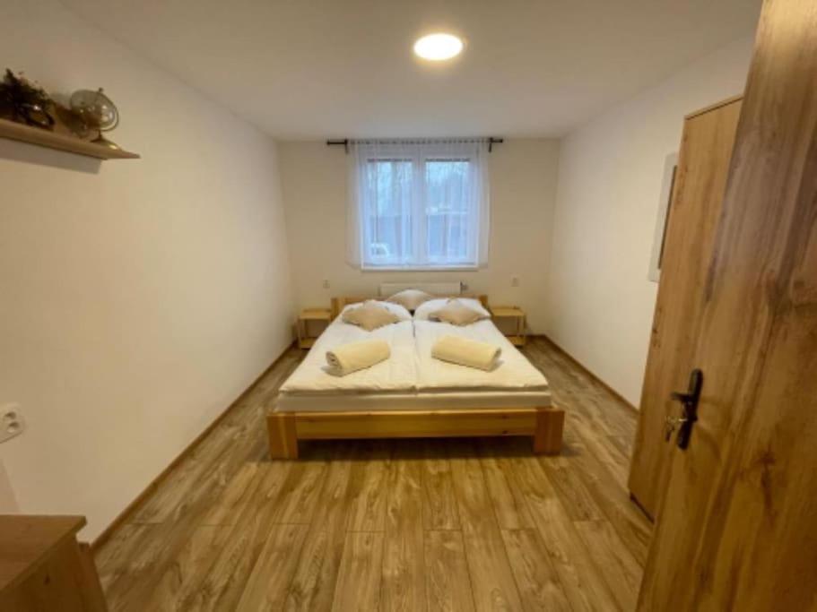 Postel nebo postele na pokoji v ubytování Apartmán Strážný-Šumava