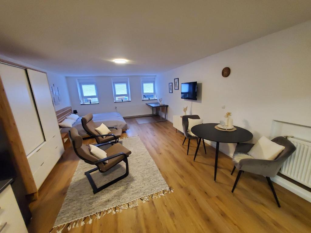 TV a/nebo společenská místnost v ubytování Ferienwohnung Blumenstiel