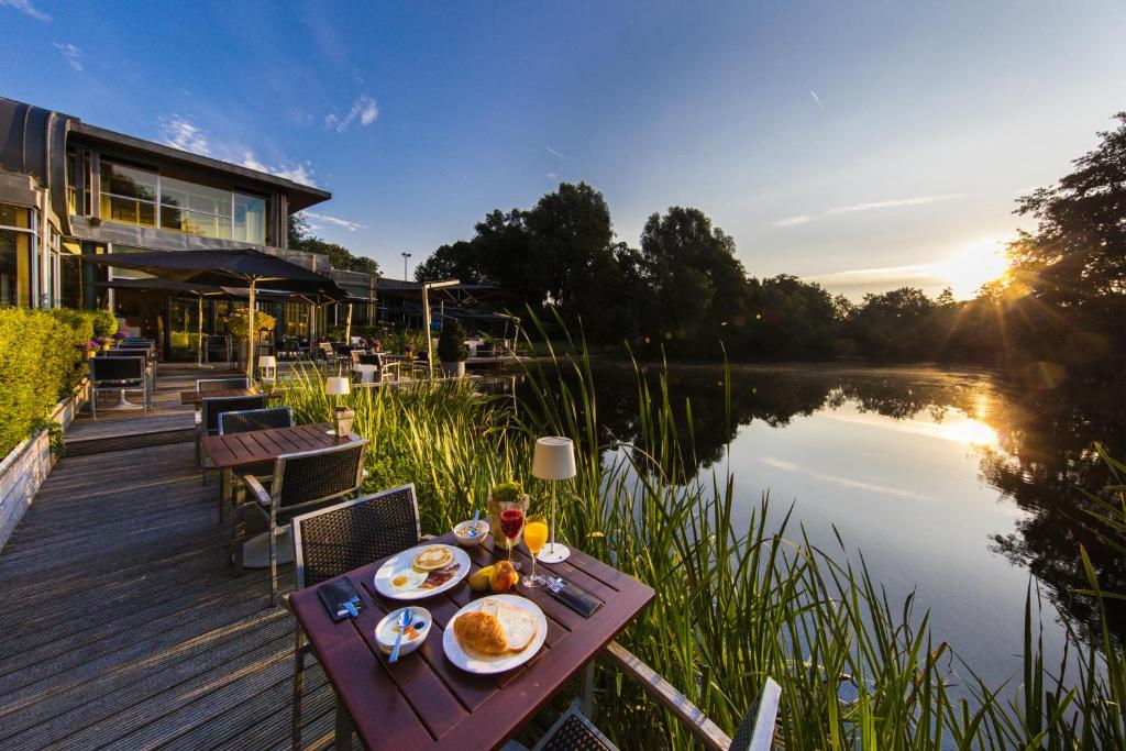 a picnic table with a view of the water at Hotel Mitland in Utrecht