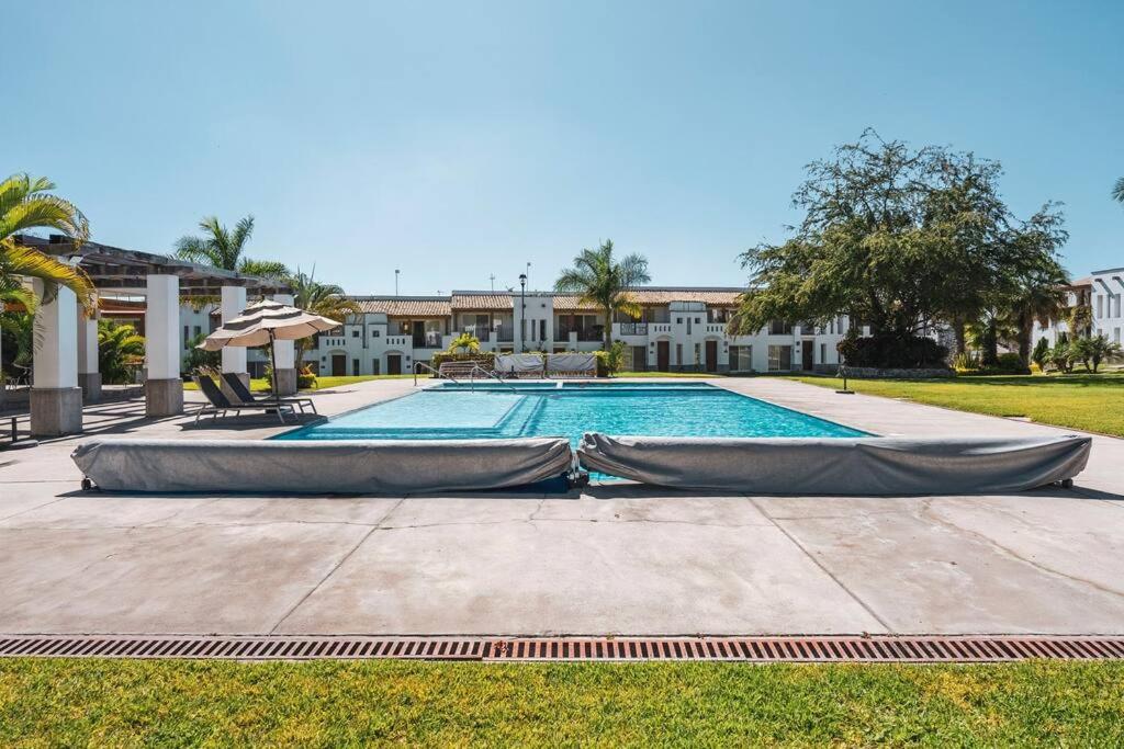 a swimming pool with at Villa Exclusiva en Cuernavaca: Casa con Alberca in Xochitepec
