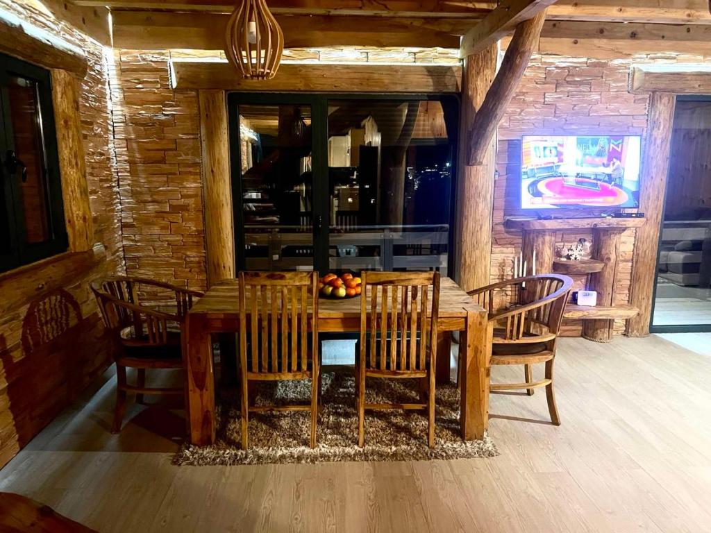 TV i/ili multimedijalni sistem u objektu Vila Tea Durmitor