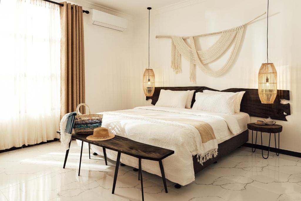 Un pat sau paturi într-o cameră la Cove Fehendhoo