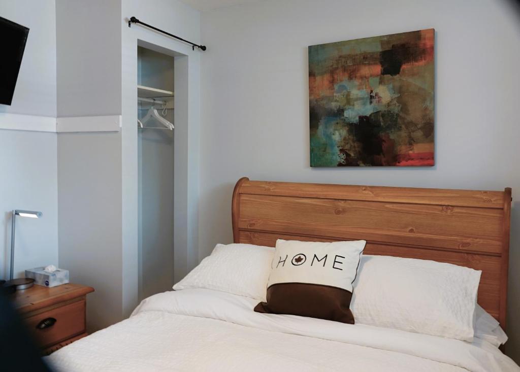 um quarto com uma cama com um sinal de casa em Caruso's Accommodation em Jasper