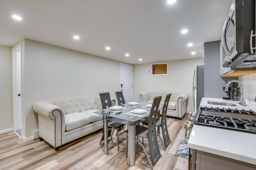 uma cozinha e sala de estar com uma mesa e um sofá em Central Newark Apartment 1 Mi to Downtown! em Newark