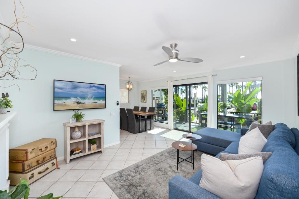 uma sala de estar com um sofá azul e uma lareira em 2 Bedroom Oceanfront with Patio on the Boardwalk em Newport Beach
