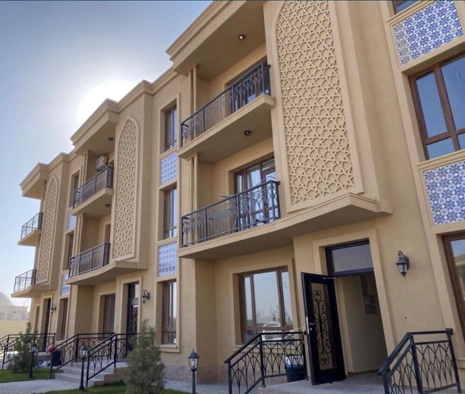 un edificio con balcones en un lateral en Keruen Saray Apartments 2 en Türkistan