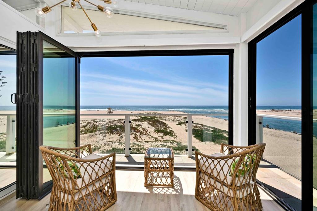 Habitación con vistas a la playa y al océano. en Immaculate Home with 180 degree views of the Beach & Ocean, en Newport Beach