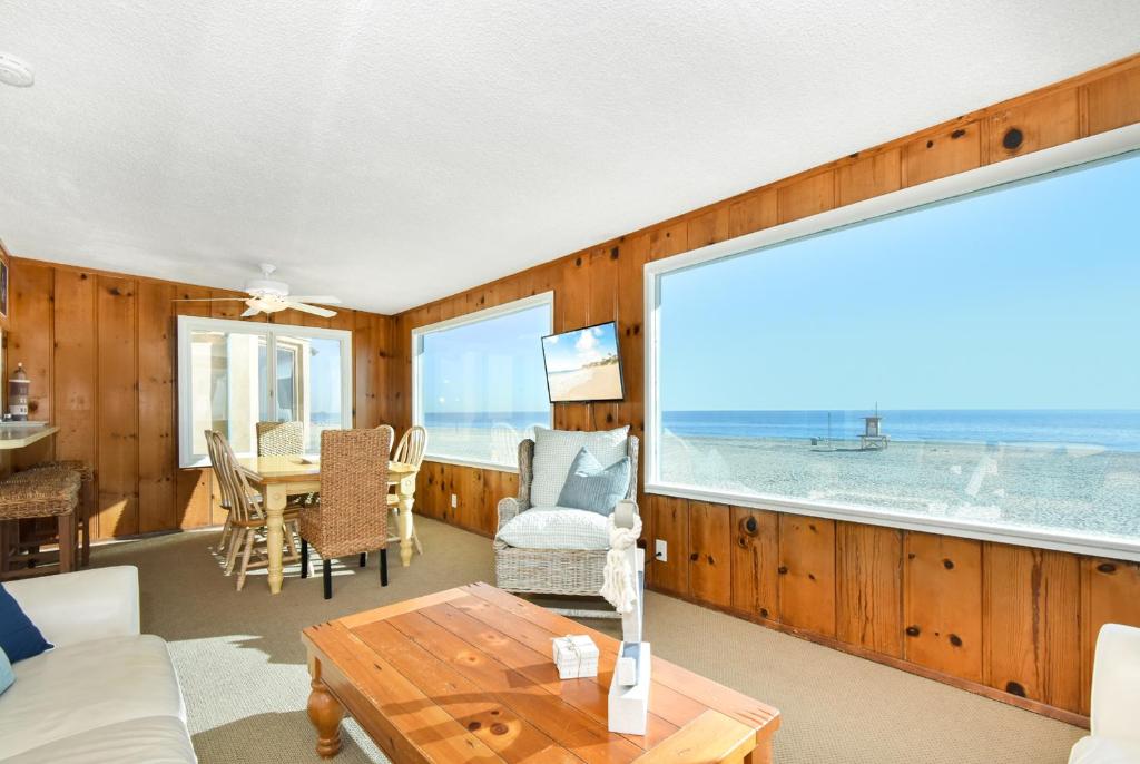 uma sala de estar com vista para o oceano em Upstairs 2 Bedroom Home with Ocean Views on 65th St em Newport Beach