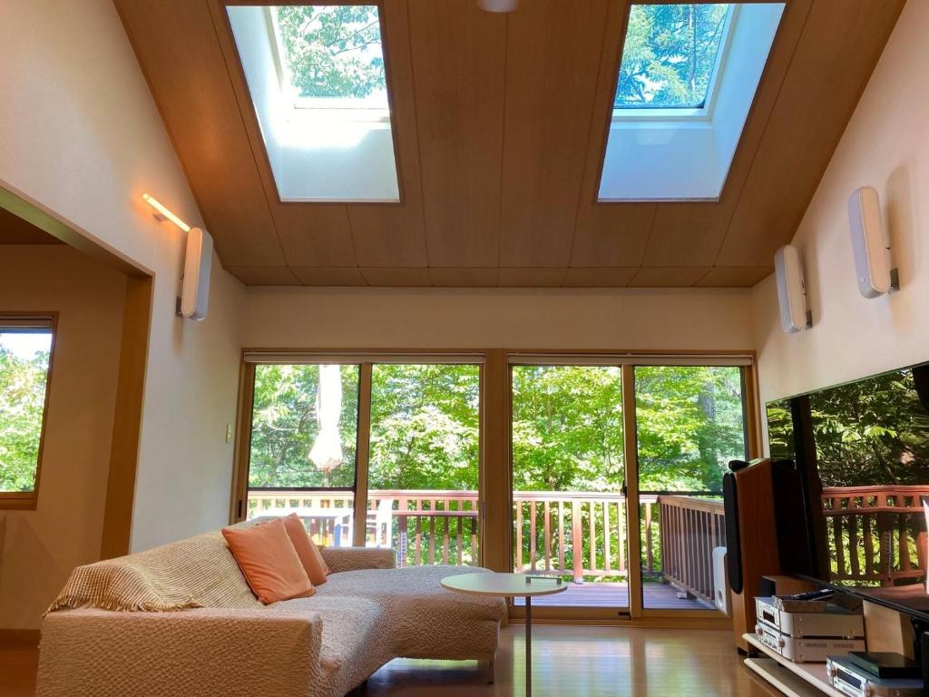 a living room with skylights in the ceiling at Rental Villa Karuizawa Honors Hill - Vacation STAY 71491v in Oiwake